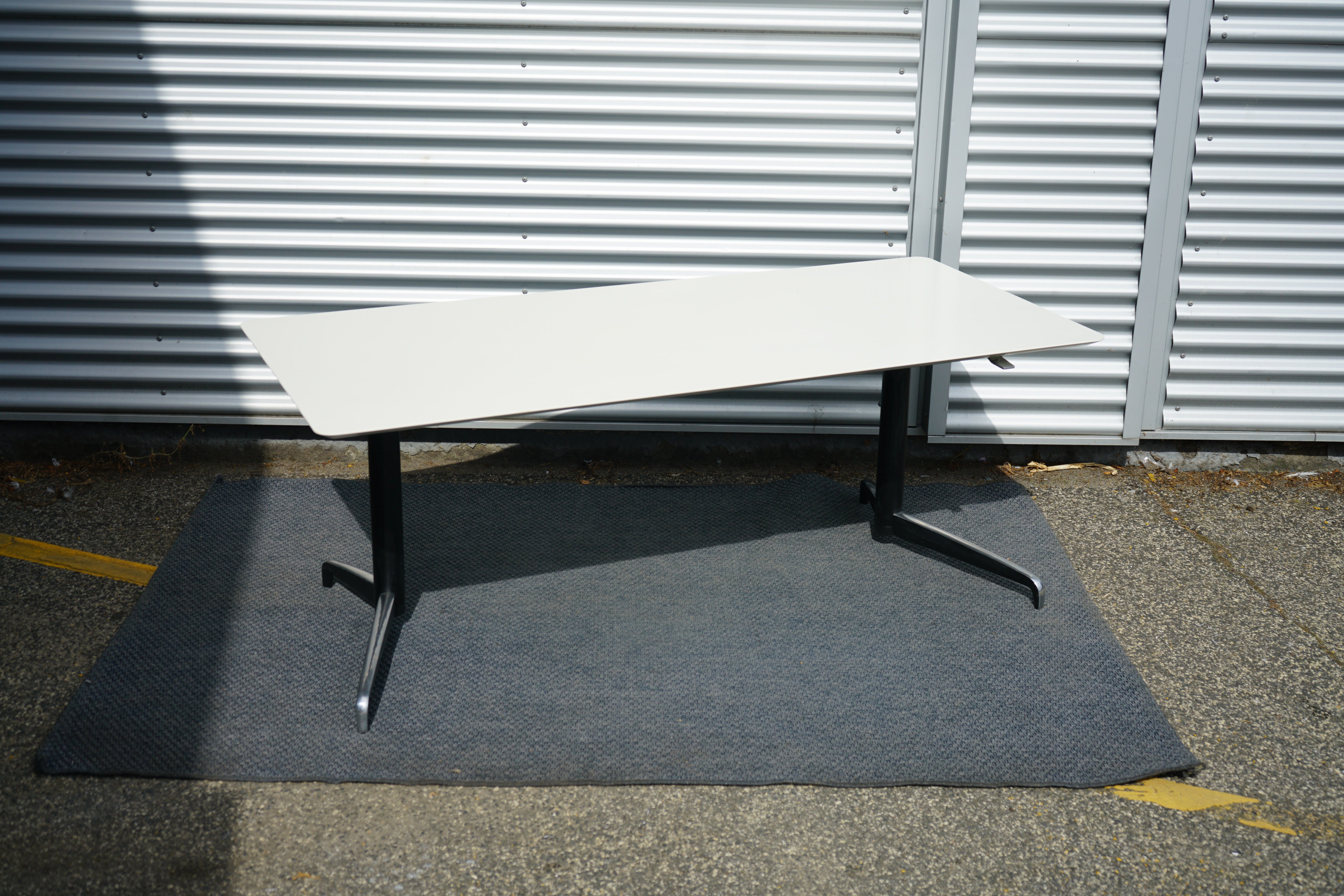 Holmris Genese hæve-sænkebord 180x90 set fra skrå vinkel med hvid bordplade og sort stel